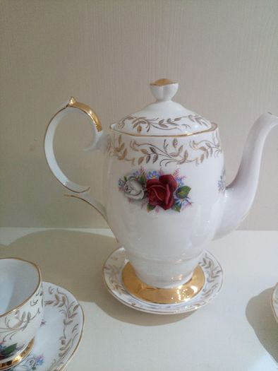 Beautiful Vintage Queen Anne Coffee Set