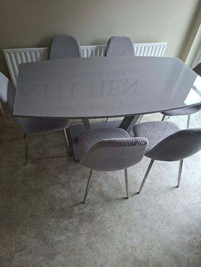 Dining Table & 6 Chairs