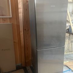 Siemens fridge - free (needs repair)