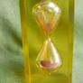 Vintage 1970s small hourglass sand timer, amber-colour Image 9