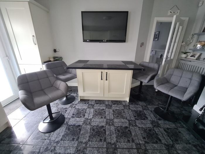 Island & 4 Chairs