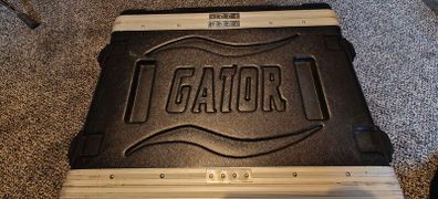 2u Gator case. Excellent condition.