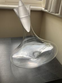 Swirling glass wine decanter and stopper