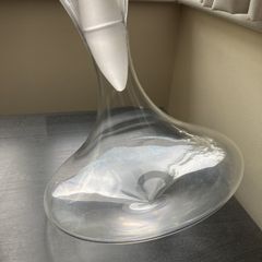 Swirling glass wine decanter and stopper