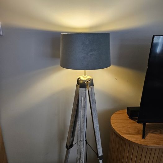 Tri pod lamp