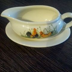 Leonardo Collection Gravy Boat and Tray.