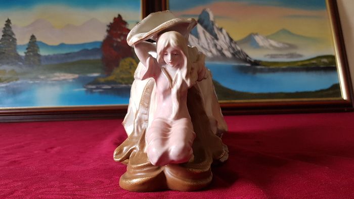 Circa 1897-1906 Collector's Piece Antique Ernst Wahliss Depose EW Turn Wien Large Porcelain Centerpiece Vase / Jardiniere Made In Austria