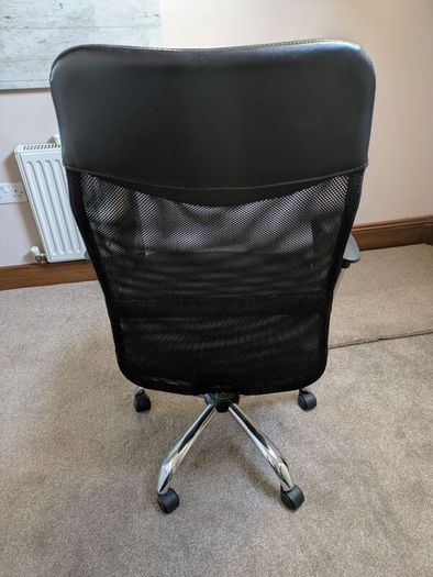 2 desk chairs in very good condition