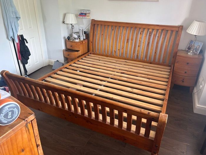 Super King Sized Bed and 2x bedside lockers (Oak)