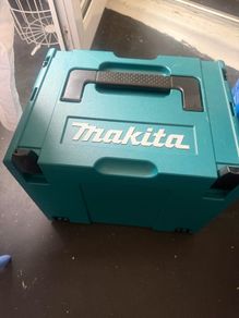The Makita GA004G 115mm 40V XGT grinder with battery and charger