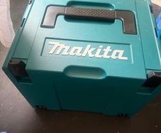 The Makita GA004G 115mm 40V XGT grinder with battery and charger