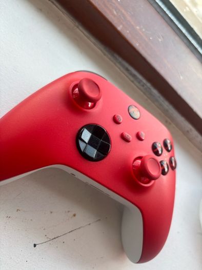 Custom Xbox Series X with 2 Controllers and 1 TB SSD