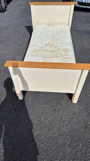 Timber solid frame single bed