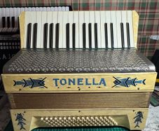 Piano accordion Hohner 80 bass.
