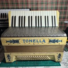 Piano accordion Hohner 80 bass.