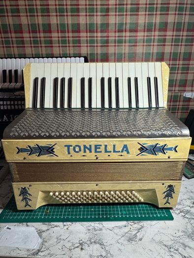 Piano accordion Hohner 80 bass.
