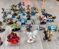 Large Skylanders Bundle Figure Traps  Accessories  Rare Items Included