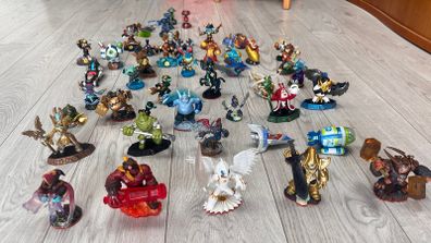 Large Skylanders Bundle Figure Traps  Accessories  Rare Items Included