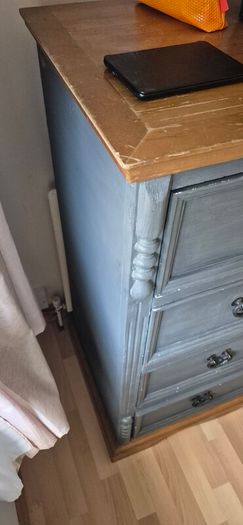 chest of drawers