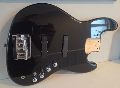 Squier Deluxe Active Jazz Bass V Loaded Body