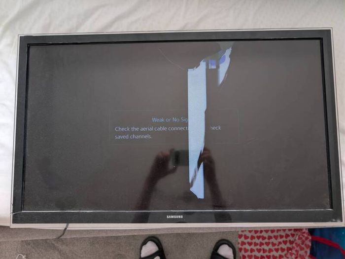 FREE Samsung 32" Smart TV Working but Cracked Screen