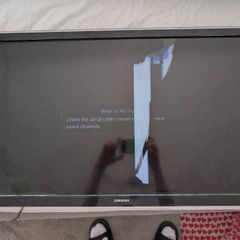 FREE Samsung 32" Smart TV Working but Cracked Screen