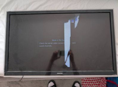FREE Samsung 32" Smart TV Working but Cracked Screen