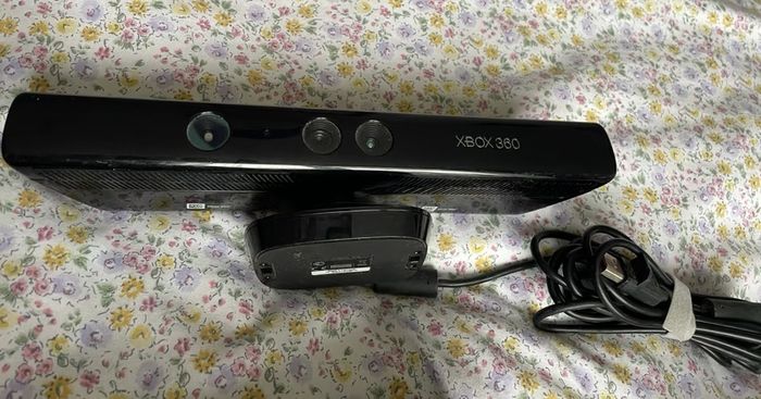 Xbox 360 Bundle with Kinect, 2 Controllers & 13 Games