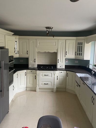 Kitchen units, work top and Belfast sink