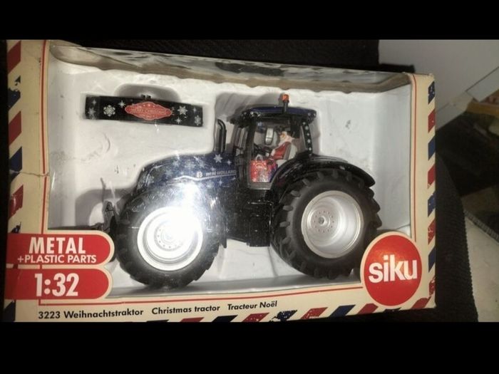 Siku diecast Model Xmas Tractor...1.32 scale