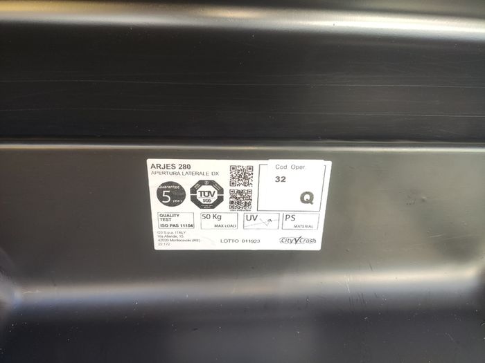 Roof box