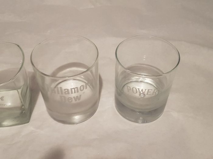 4x glasses ,,2x whiskey glasses 2 x baileys glasses tumblers 1x johnnie walkers 1 x tullamore dew, 2x Bailey's ,prefect condition,,buyer collects thank you,powers sold .