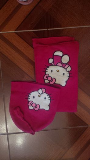 Hello Kitty Hat and Scarf