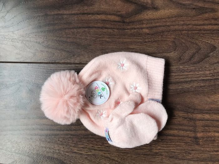 3-6mths Girl hat and mittens