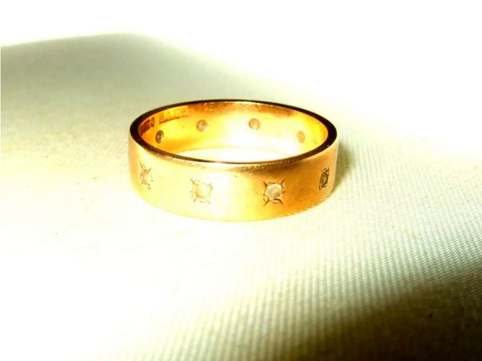Vintage Hallmarked 9ct Gold/Diamond Ring