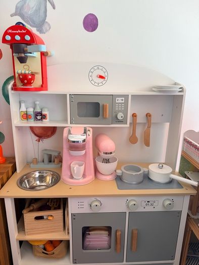 Wooden kids kitchen plus accessories - mint condition