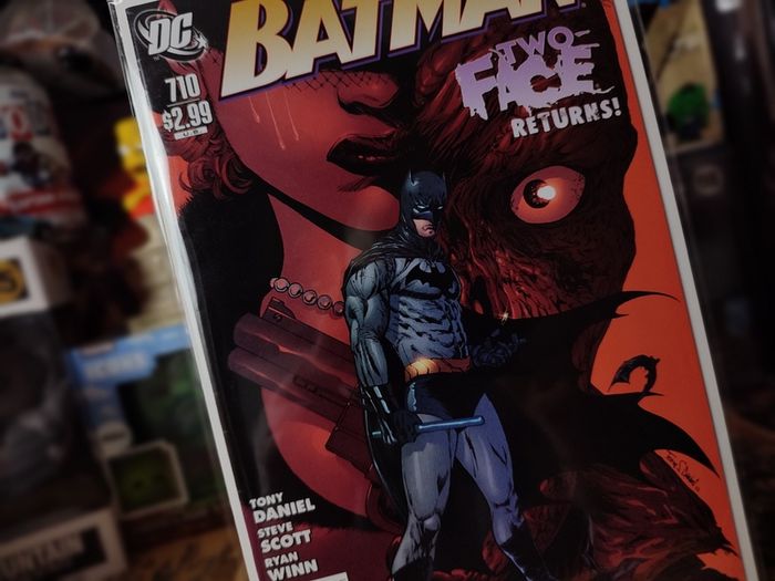 Batman ! Issue #710 ! Two Face Returns ! 2011 ! by DC Comics !
