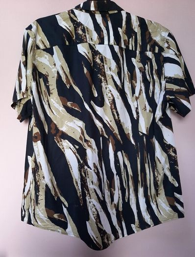 New short sleeves shirt tag attached XL