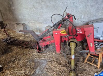 Machinery CLEAR OUT mower, fert spreaders, ploug