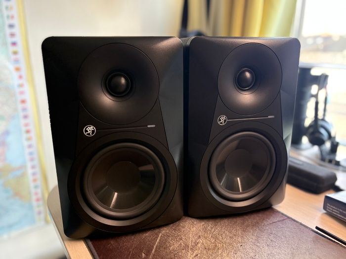 Mackie MR524 Studio Monitors Speakers - PAIR with Mackie BIG KNOB controller!