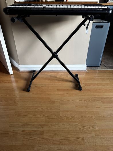Yamaha Keyboard With X Stand