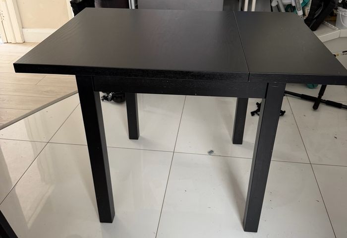Kitchen table & 3 chairs (extends)