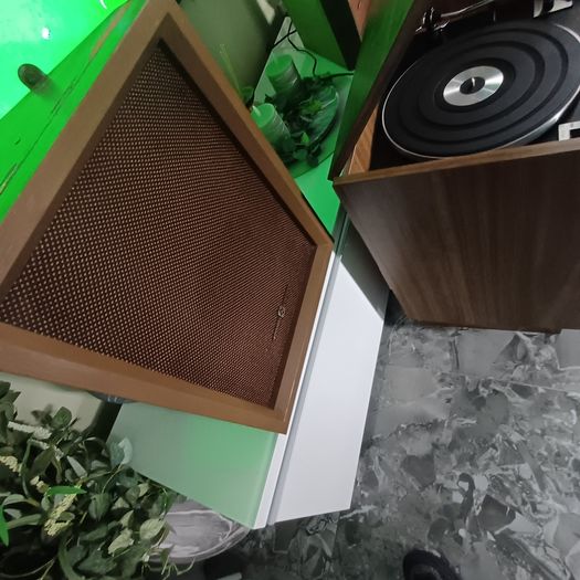 Mega Rare Time Capsule from 1971 Onkyo X1 quadraphonic console system hifi Gold from Japan in Stunning condition this is a statement piece and highly sought-after with the original speakers and hifi cabinet