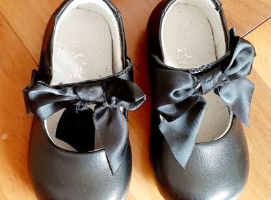BNWT Baby Girl Occasional Pumps - size UK 4/ EUR 20