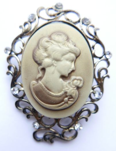 Vintage Cameo Brooch