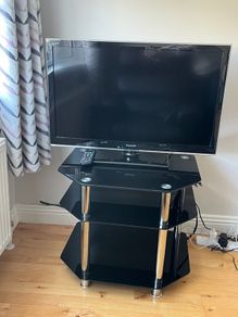 32" Panasonic TV and stand