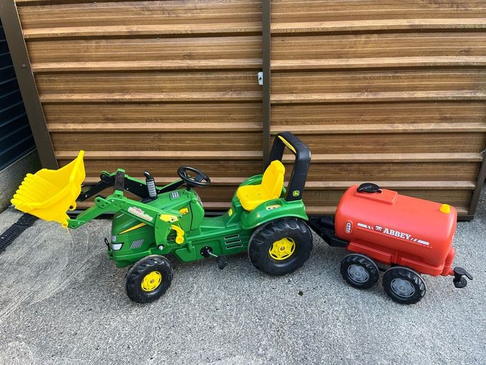 Ride on tractor and slurry tank