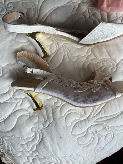 sandals with heel never worn
