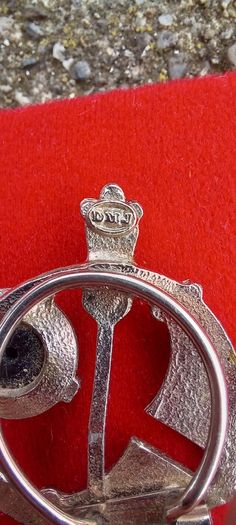 Vintage jewelry is sold individually for 5 to 10 euros