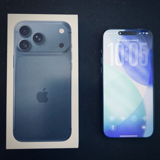 iPhone 17 Pro Max and carbon cover PITAKA and PITAKA MagSafe Phone Grip